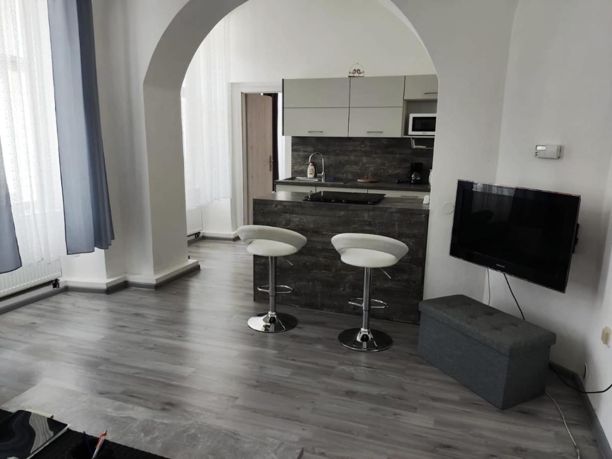 Апартаменти Apartman U Kostela Локет Екстер'єр фото